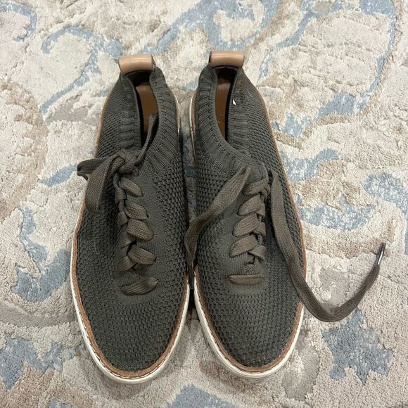 Ugg Shoes - Picture 2 of 4